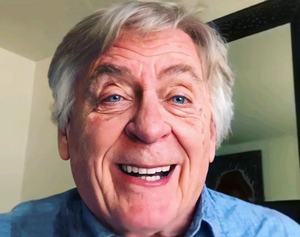 Daniel Davis, el actor que interpretó al mayordomo Niles de La Niñera, 30 años después.