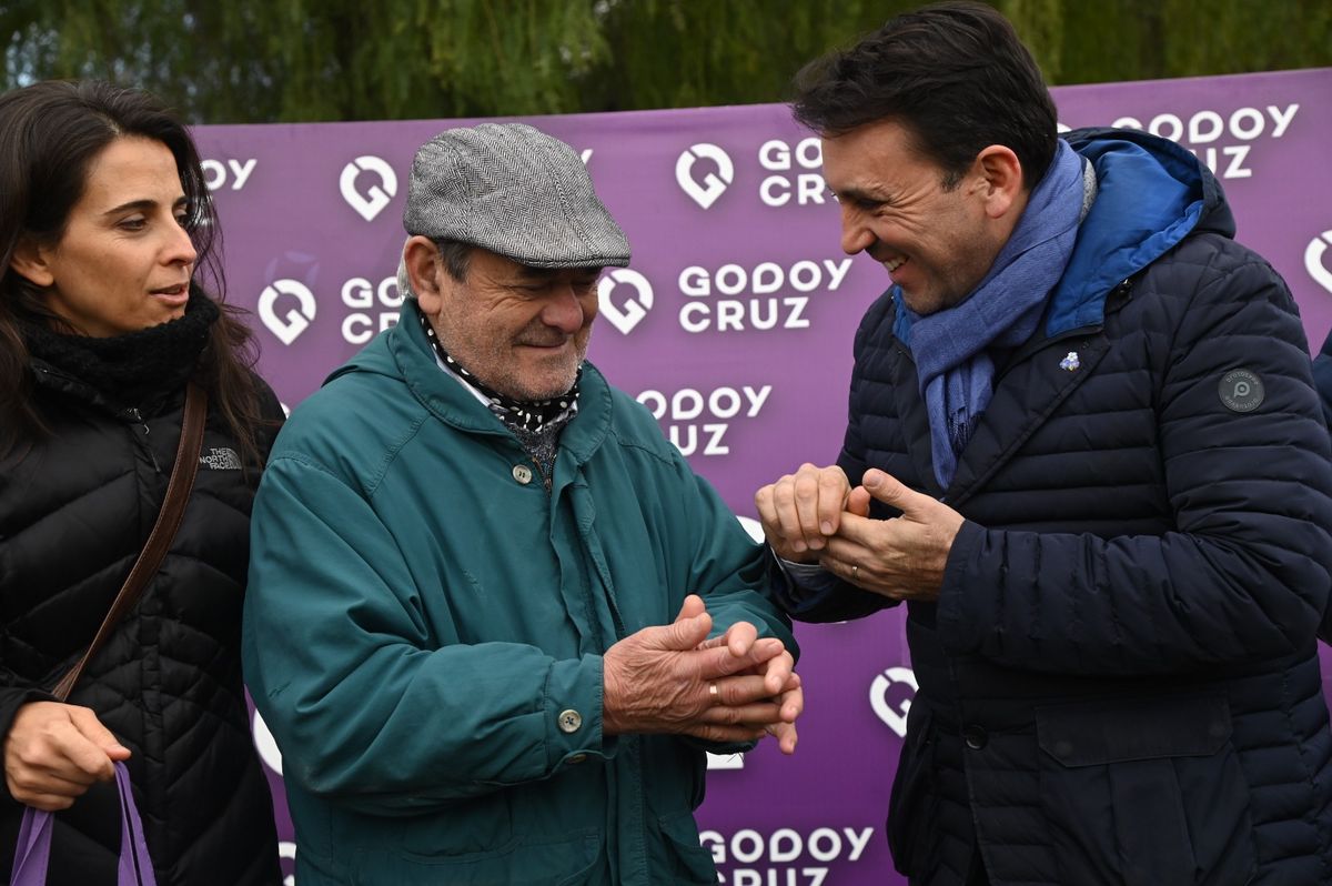 Godoy Cruz entregó 15 reconocimientos a quienes, con sus acciones, ayudan a la protección del ambiente, al desarrollo sostenible y a la lucha frente al cambio climático. Godoy Cruz entregó 15 reconocimientos a quienes, con sus acciones, ayudan a la protección del ambiente, al desarrollo sostenible y a la lucha frente al cambio climático.