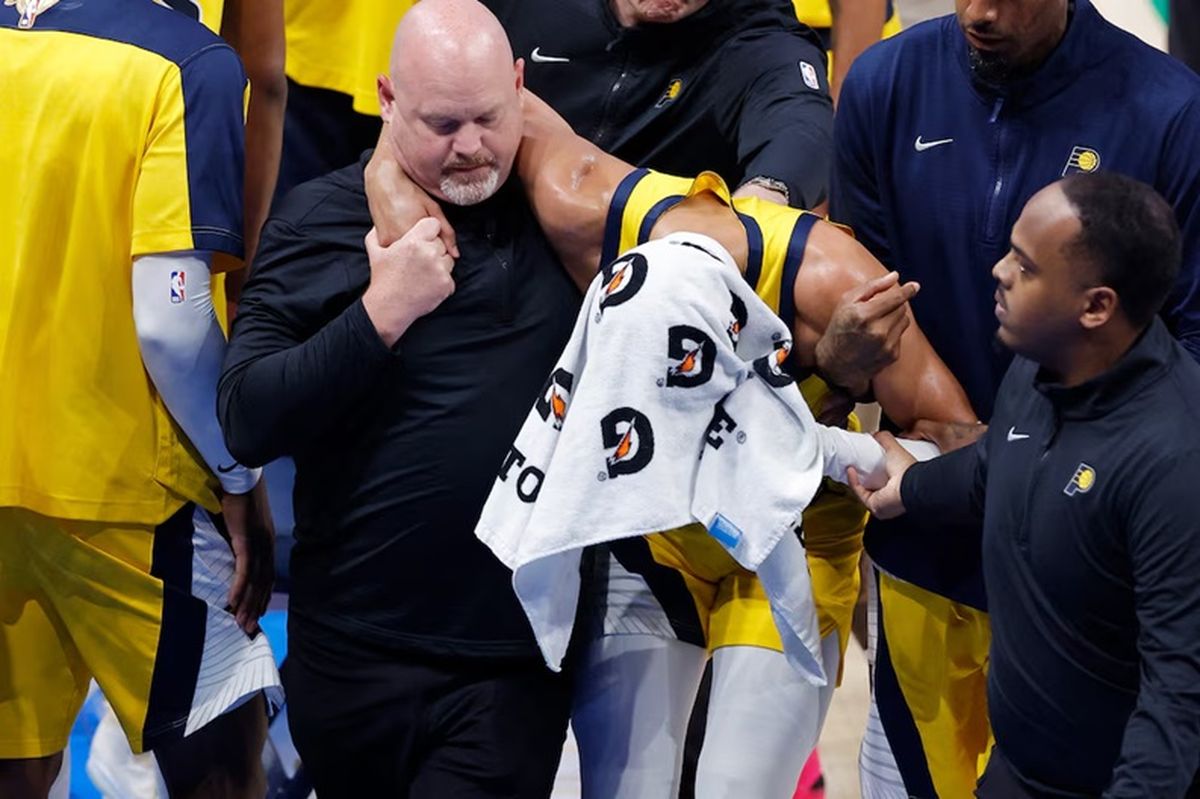 As&iacute; sali&oacute; Tyrese Haliburton de la cancha luego de la triste lesi&oacute;n.&nbsp;