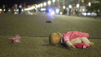 Terribles imágenes tras el atentado de Francia: víctimas se niegan a soltar a sus familiares fallecidos en las calles