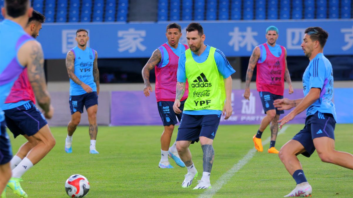 Lionel Messi está en plena acción en la práctica de la Selección argentina.