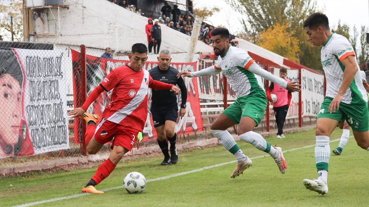 El Deportivo Maipú enfrenta a Ferro en el Omar Higinio Sperdutti. El Deportivo Maipú enfrenta a Ferro en el Omar Higinio Sperdutti.