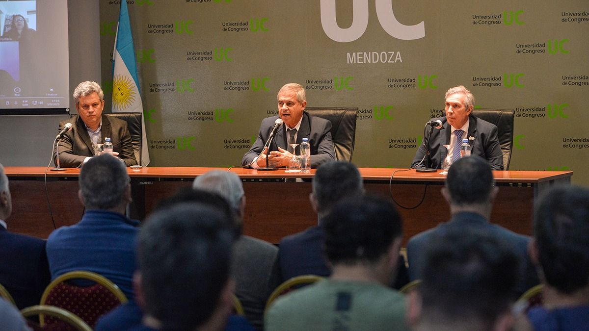 Mesa académica en la Universidad de Congreso. En el acto de apertura del dictado de la Deplomatura en liderazgo y gestión de organizaciones deportivas