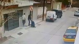 El momento en que el hombre corta el cartel de prohibido estacionar colocado en el frente de su domicilio.