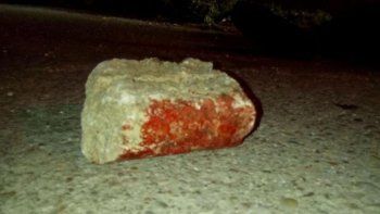 Le fracturó el cráneo con una piedra a su concubina y la dejó en terapia