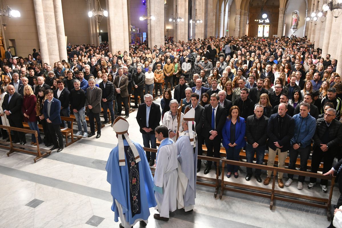La misa convocada por la paz, terminó siendo un encuentro político-religioso.