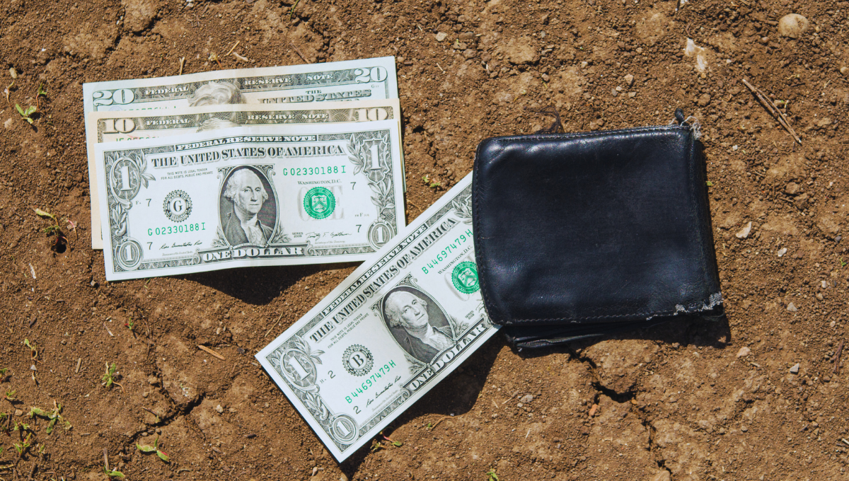Cómo es el ritual de manifestación para encontrar dinero en la calle según la numerología