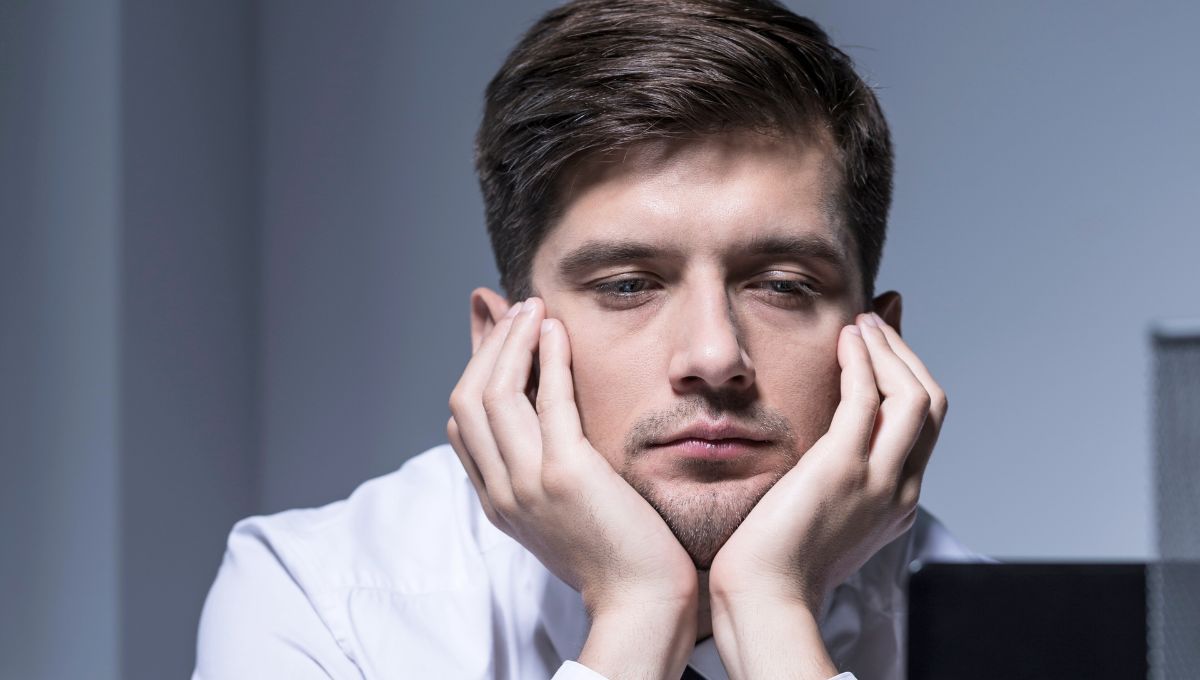 Apoyar la barbilla sobre la mano: qué significa según la psicología del comportamiento Apoyar la barbilla sobre la mano: qué significa según la psicología del comportamiento