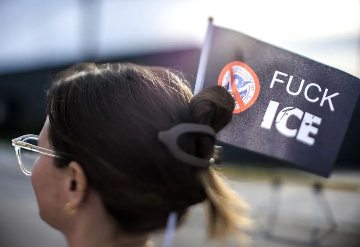 Un activista sostiene una bandera durante una manifestación frente al centro de detención del ICE en Broadview, Chicago, Estados Unidos (Archivo). Crédito: EFE/EPA/Cristobal Herrera Ulashkevich. Un activista sostiene una bandera durante una manifestación frente al centro de detención del ICE en Broadview, Chicago, Estados Unidos (Archivo). Crédito: EFE/EPA/Cristobal Herrera Ulashkevich.