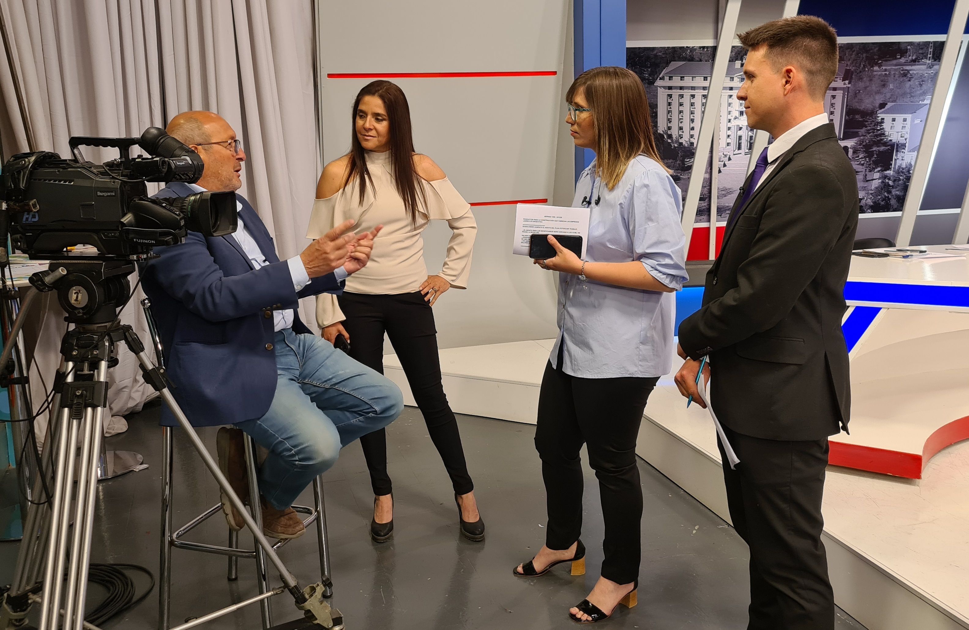 Momentos previos al inicio de Séptimo Día. Marcelino Iglesias conversa con los periodistas Rosana Villegas, Agustina Fiadino y Julián Imazio. Momentos previos al inicio de Séptimo Día. Marcelino Iglesias conversa con los periodistas Rosana Villegas, Agustina Fiadino y Julián Imazio.