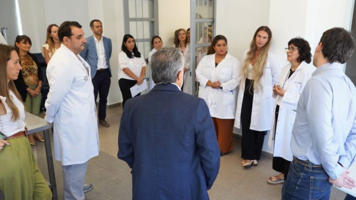 El Gobernador conversó con los médicos del Hospital y recorrieron las nuevas instalaciones. El Gobernador conversó con los médicos del Hospital y recorrieron las nuevas instalaciones.