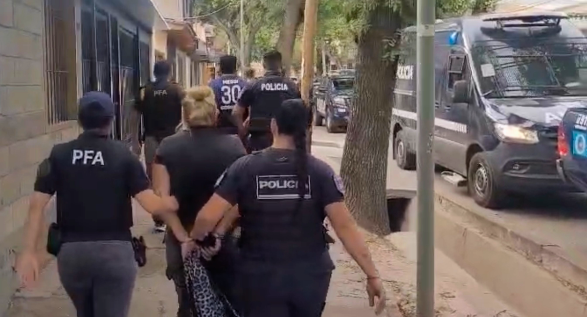 En un allanamiento la Policía detuvo a 3 personas y secuestró armas y un auto con la patente trucha