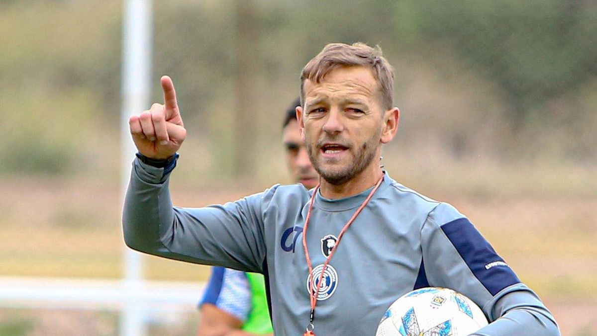 El entrenador Martín Cicotello planifica el once inicial para jugar ante Vélez.