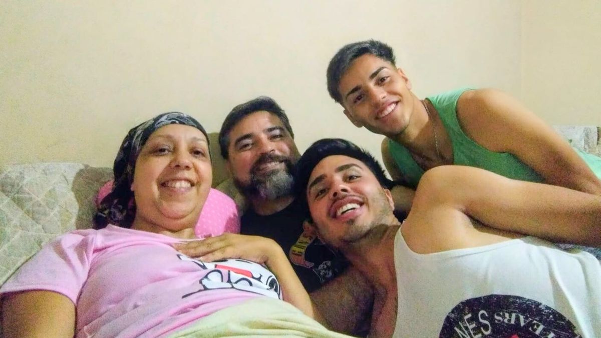 Los hijos y el esposo de Gabriela fueron fundamentales en su proceso de cáncer. "Sin ellos no estaría donde estoy", dice. Los hijos y el esposo de Gabriela fueron fundamentales en su proceso de cáncer. "Sin ellos no estaría donde estoy", dice.