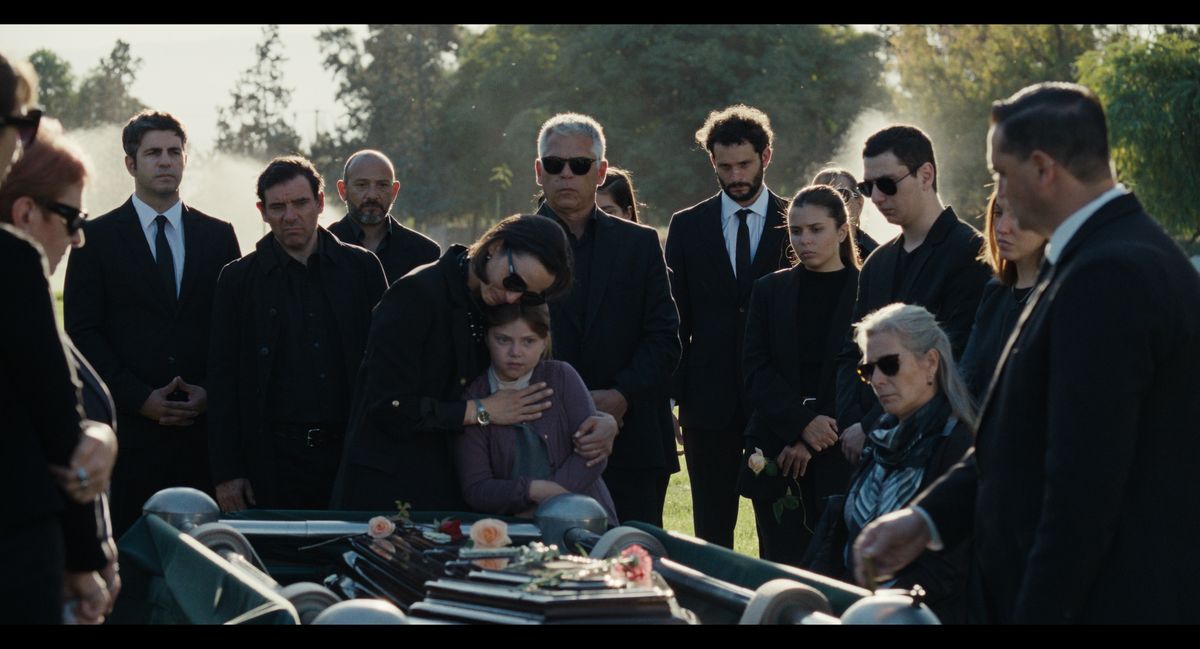 Fingir la muerte de una persona para luego cruzar la frontera y ofrecerle una nueva vida es parte de la trama de la película. Fingir la muerte de una persona para luego cruzar la frontera y ofrecerle una nueva vida es parte de la trama de la película.