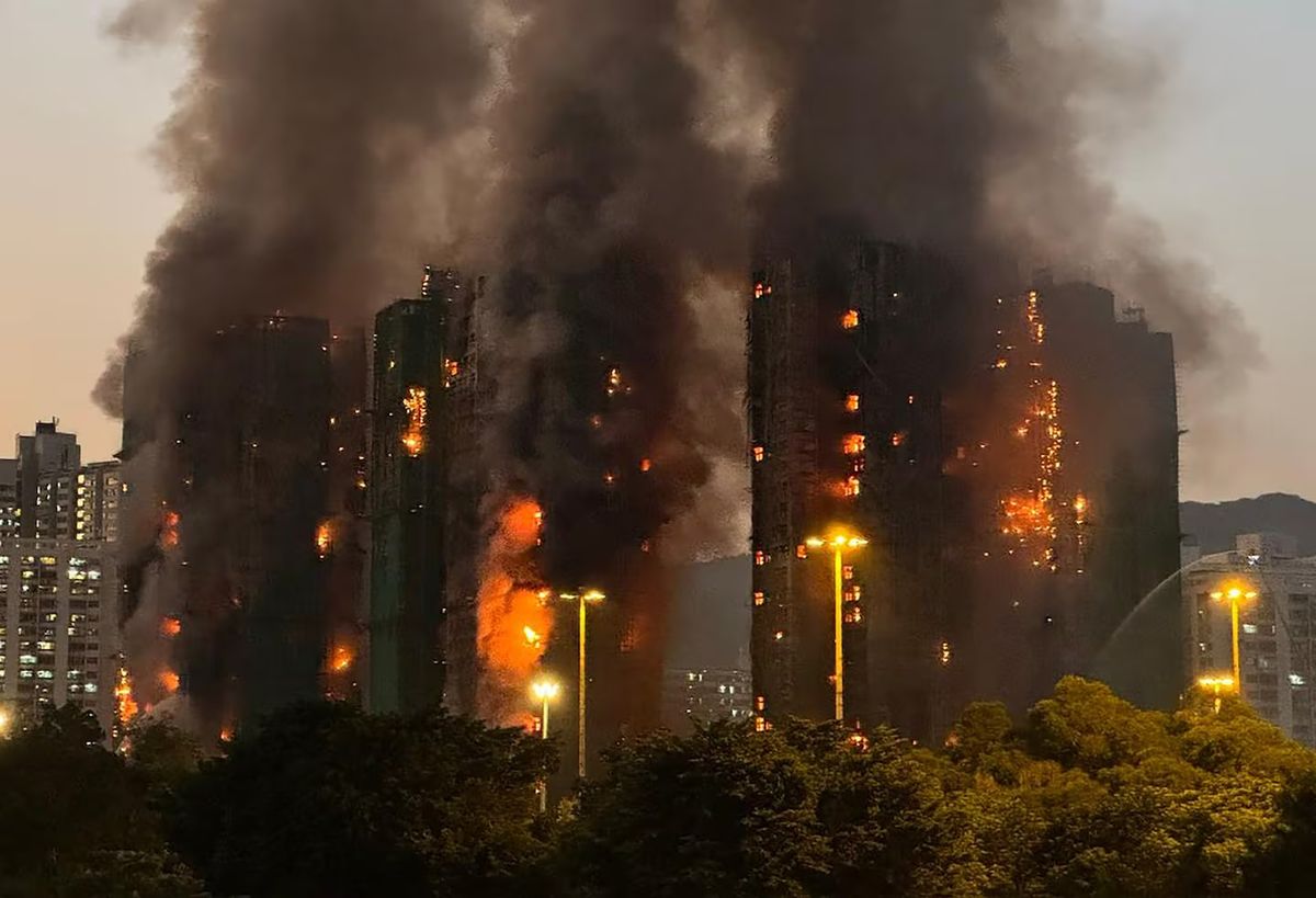 Un incendio en un complejo de edificios en Hong Kong deja al menos 13 muertos