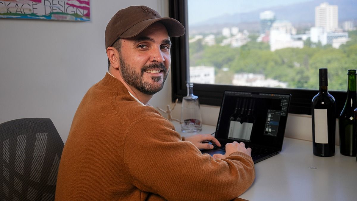 Nano Alfonsín destaca la creatividad del diseño mendocino en etiquetas de vino que es admirado en el mundo. Nano Alfonsín destaca la creatividad del diseño mendocino en etiquetas de vino que es admirado en el mundo.