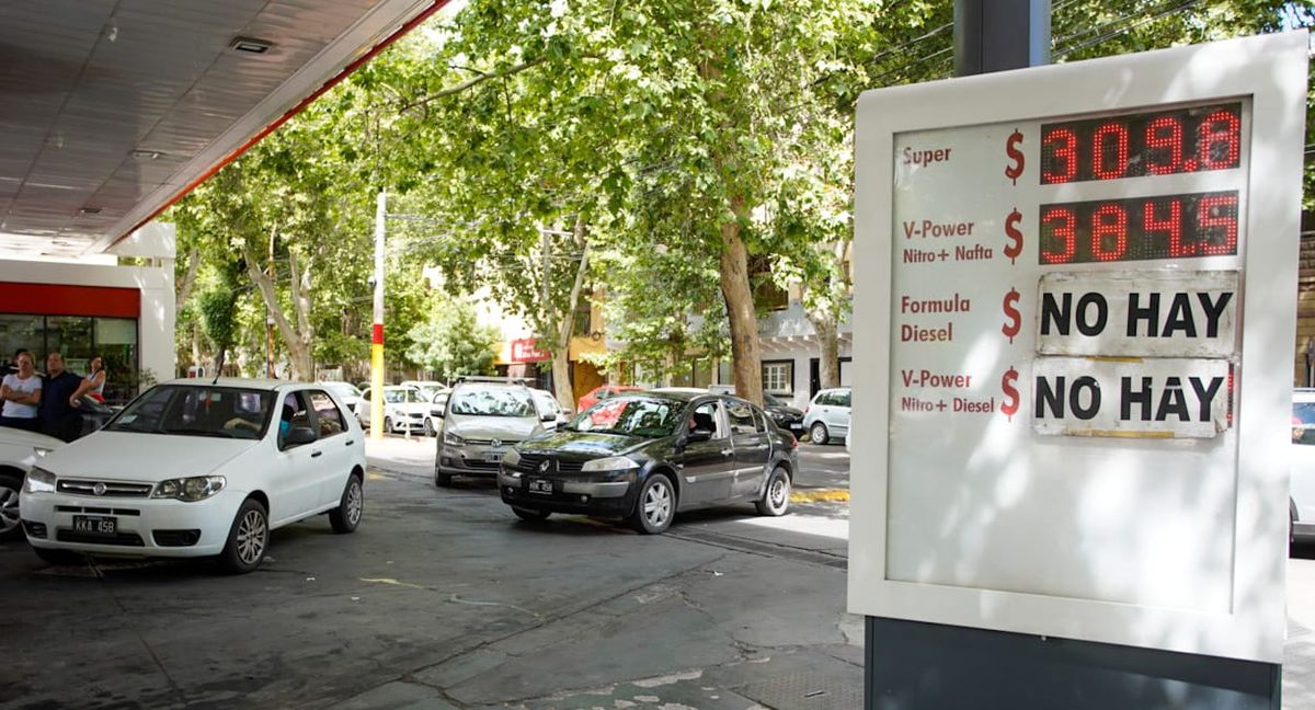 Filas interminables y faltante de algunos combustibles: esta es la situación para cargar nafta este sábado en Mendoza.&nbsp;Diario UNO / Axel Lloret.