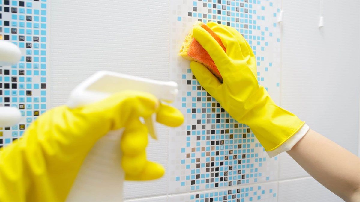 Limpiar los azulejos del baño con vinagre blanco
