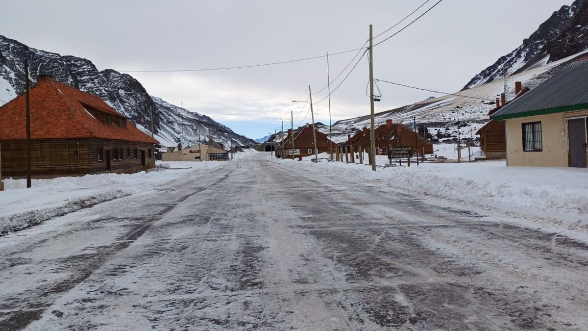 Las Cuevas. Tras las nevadas reabre el Paso Cristo Redentro. El miércoles volvería a nevar.