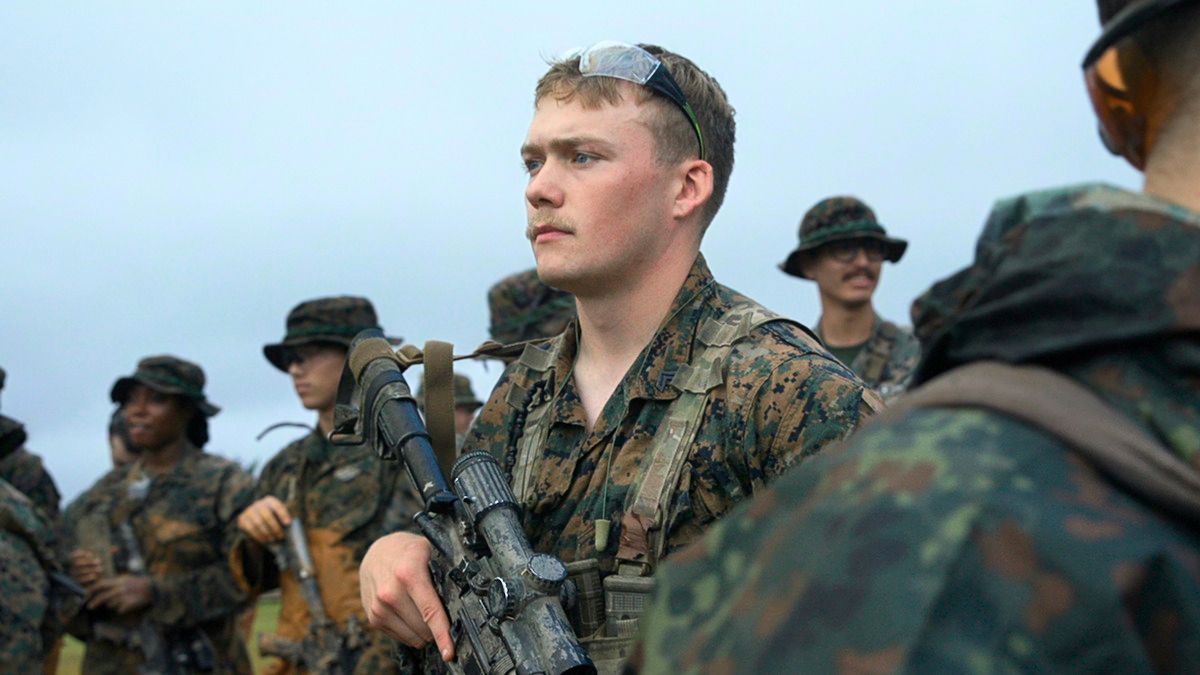 Historias reales de coraje y compañerismo que revelan el lado más humano del entrenamiento militar. Historias reales de coraje y compañerismo que revelan el lado más humano del entrenamiento militar. 