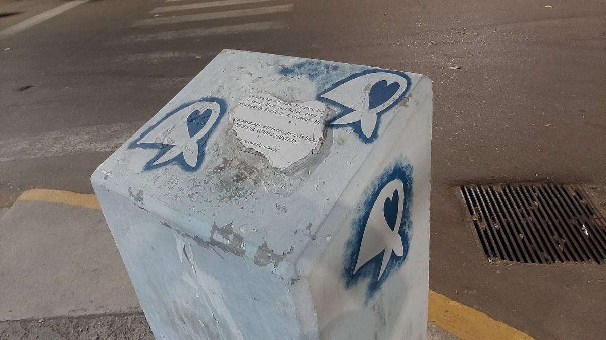 Uno de los monolitos que recuerdan a Paco y Alicia en Dorrego. La placa está destruida. Uno de los monolitos que recuerdan a Paco y Alicia en Dorrego. La placa está destruida.