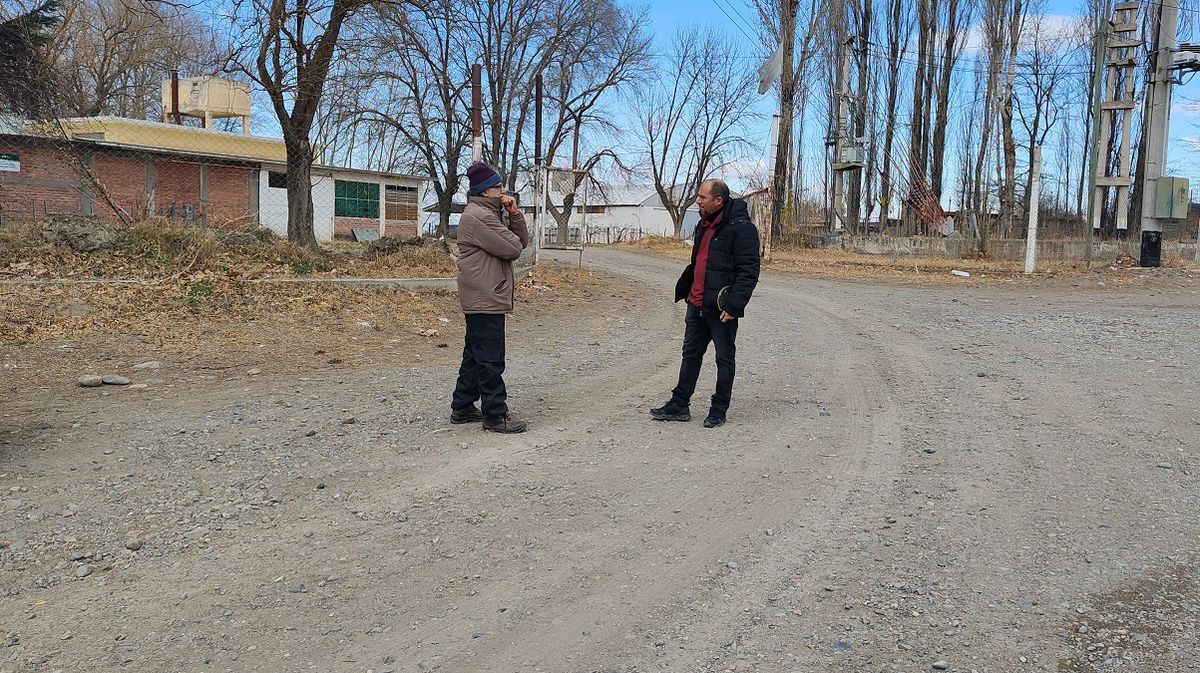 Ismael Jalil y Francisco Giaquinta frente al terreno del ex matadero municipal sobre ruta 89, donde actualmente viven personas. Ismael Jalil y Francisco Giaquinta frente al terreno del ex matadero municipal sobre ruta 89, donde actualmente viven personas.