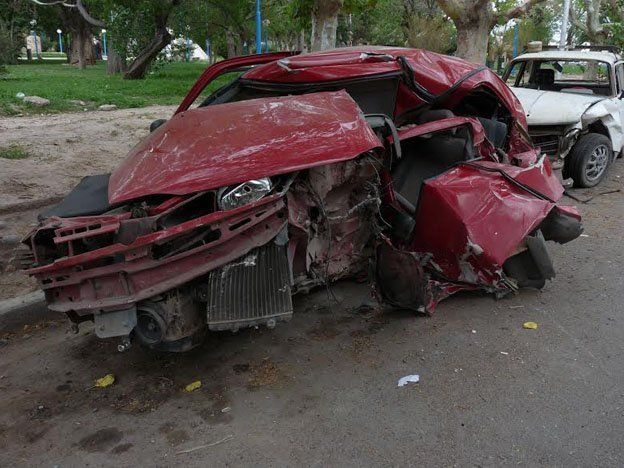 Una mujer policía murió luego de volcar con su auto en el Acceso Este