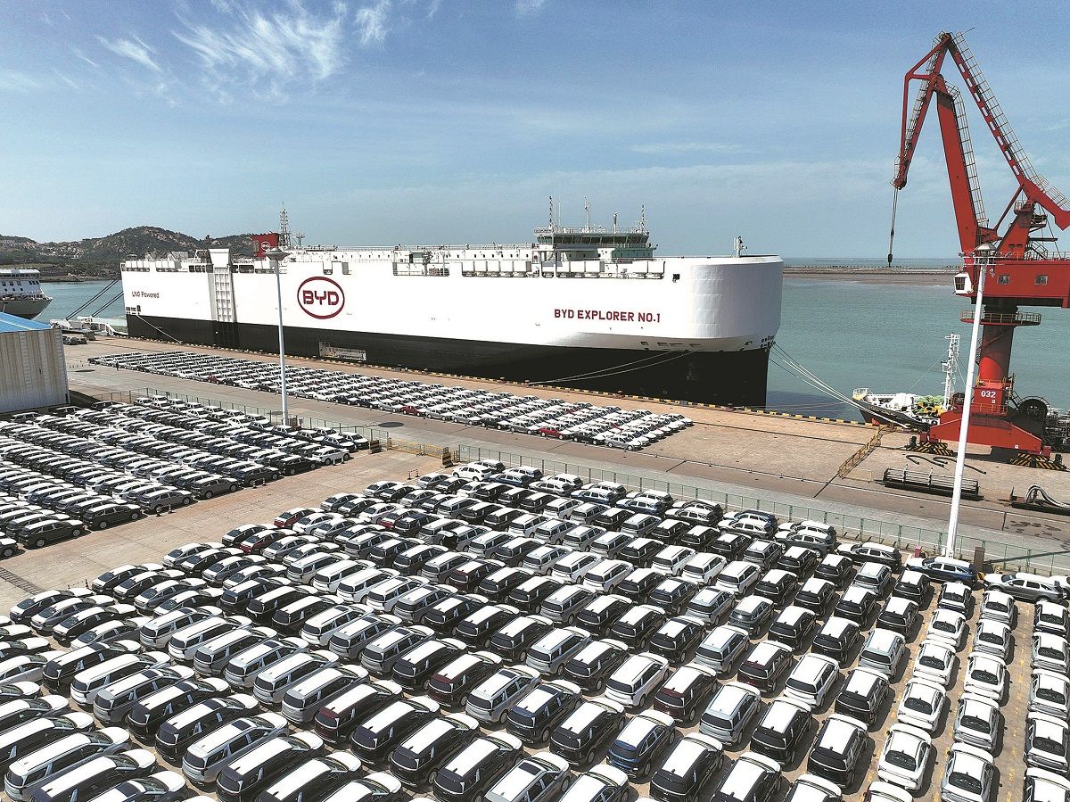 Los vehículos fabricados por la compañía automotriz china BYD aguardan su envío a Brasil en Lianyungang, provincia de Jiangsu. WANG CHUN / PARA CHINA DAILY