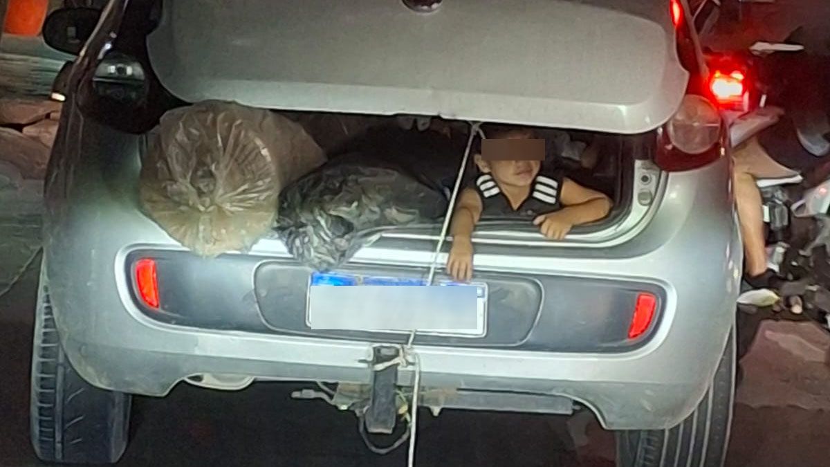 Así un conductor llevaba a un niño de unos 5 años en su auto por la Capital de Mendoza. Foto: Gentileza.