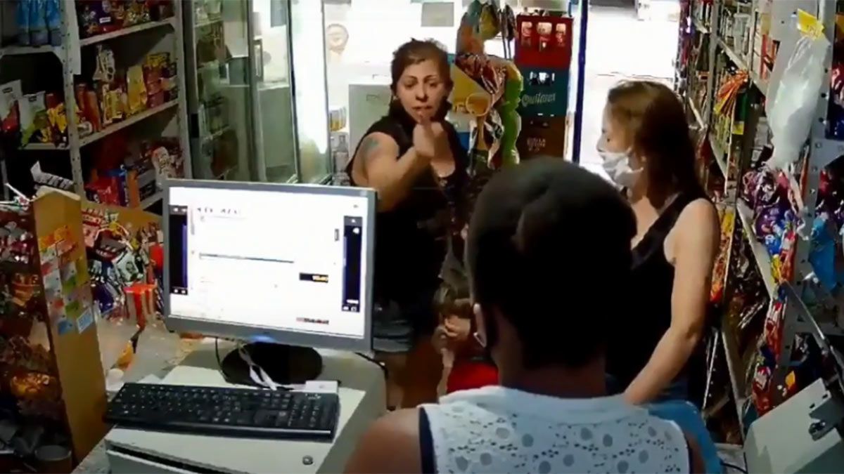 Captura de video. Una mujer perpetuó un violento ataque contra una empleada en un kiosco.