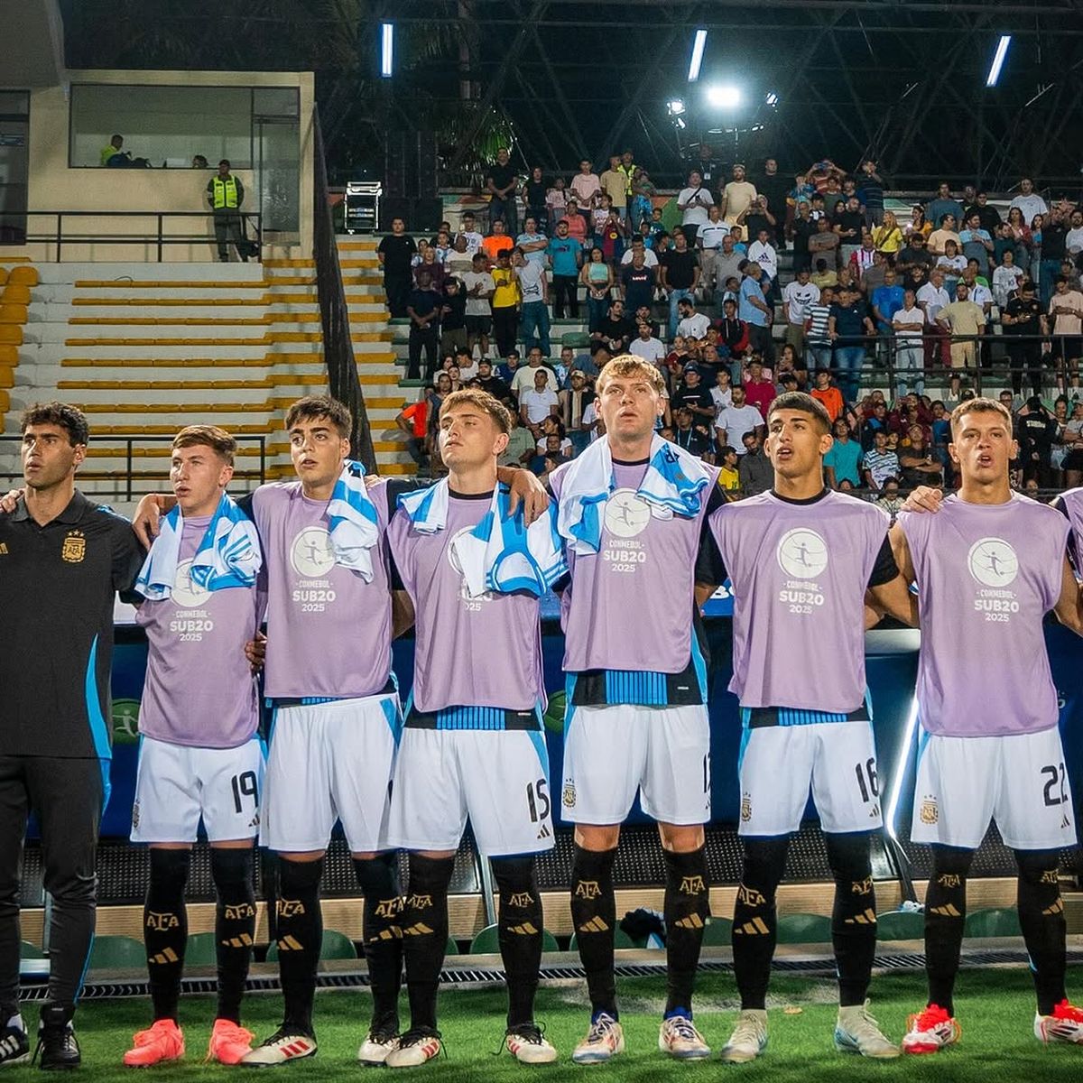 La Selección argentina Sub 20 con los mendocinos Santino Andino e Ignacio Perruzzi en el banco. Andino sumó minutos ante Brasil. La Selección argentina Sub 20 con los mendocinos Santino Andino e Ignacio Perruzzi en el banco. Andino sumó minutos ante Brasil.