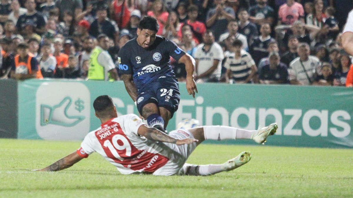 Luis Sequeira, de Independiente Rivadavia, en el partido ante Argentinos Juniors. Luis Sequeira, de Independiente Rivadavia, en el partido ante Argentinos Juniors.