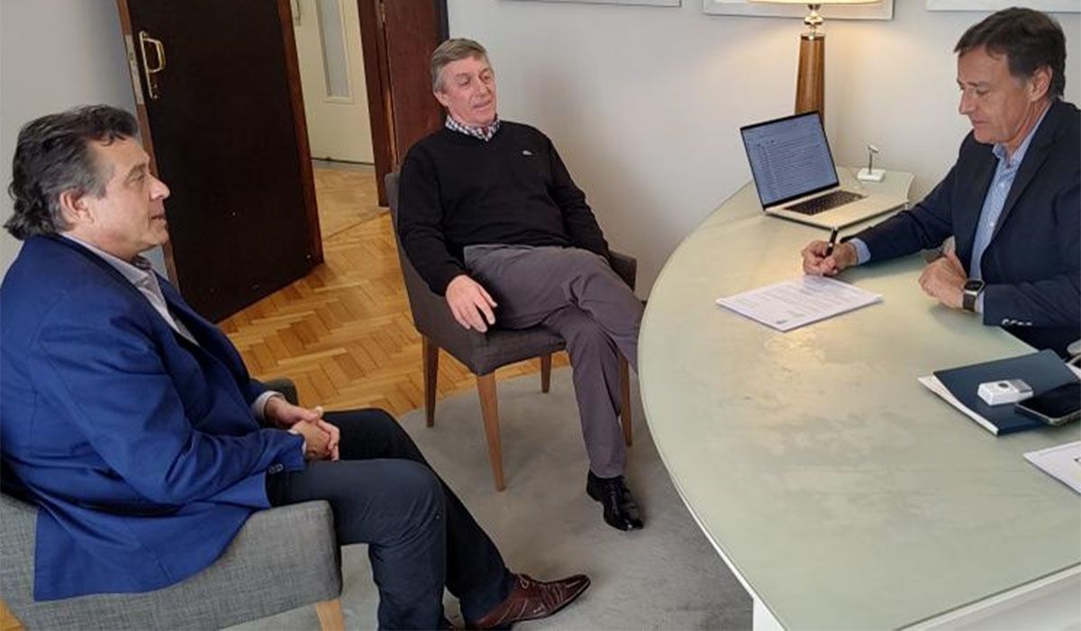 El ministro de Gobierno Víctor Ibañez, el asesor Ricardo Canet y el gobernador Rodolfo Suarez, reunidos en la oficina del mandatario cuando estaban a punto de enviar el documento a la Nación. El ministro de Gobierno Víctor Ibañez, el asesor Ricardo Canet y el gobernador Rodolfo Suarez, reunidos en la oficina del mandatario cuando estaban a punto de enviar el documento a la Nación.