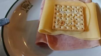 Le cobraron $ 1.100 por una galletita de agua con jamón y queso