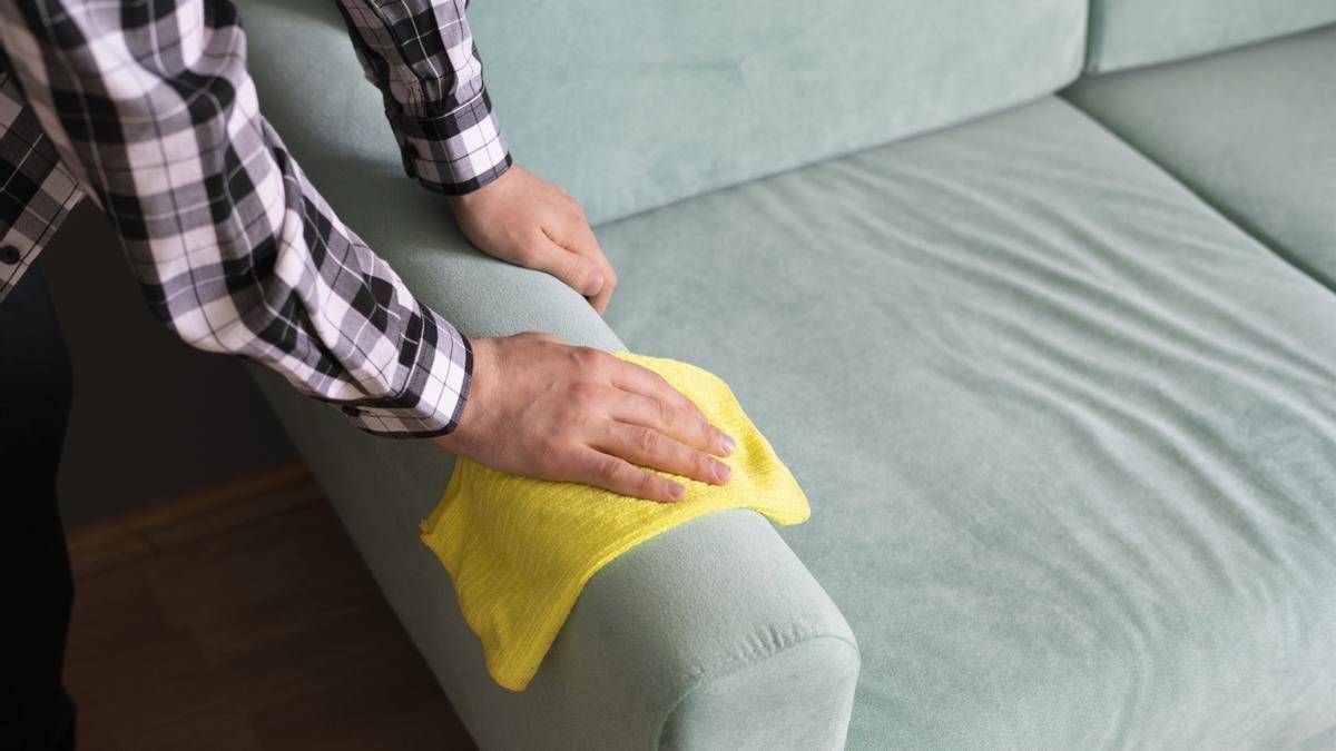 Dile adiós a las manchas del sillón del hogar con estos trucos caseros