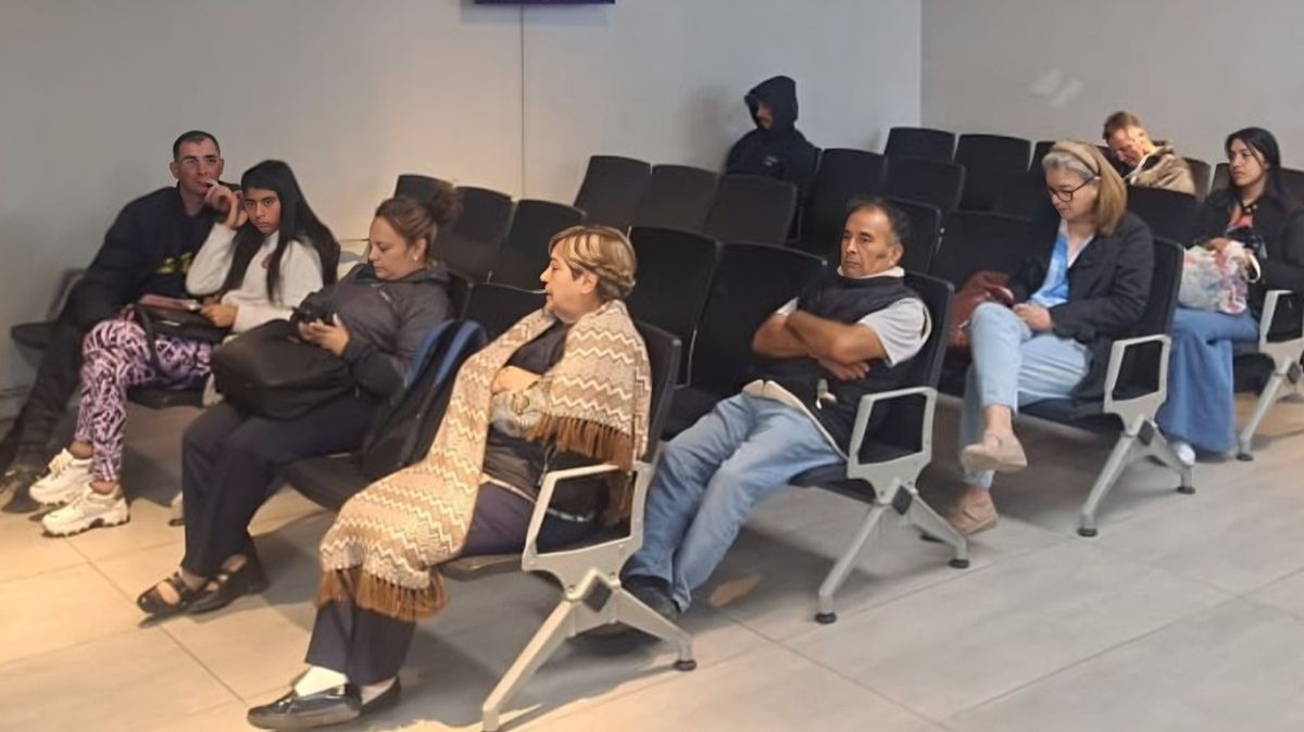 Algunos de los chilenos que están esperando en la Terminal de Mendoza. 