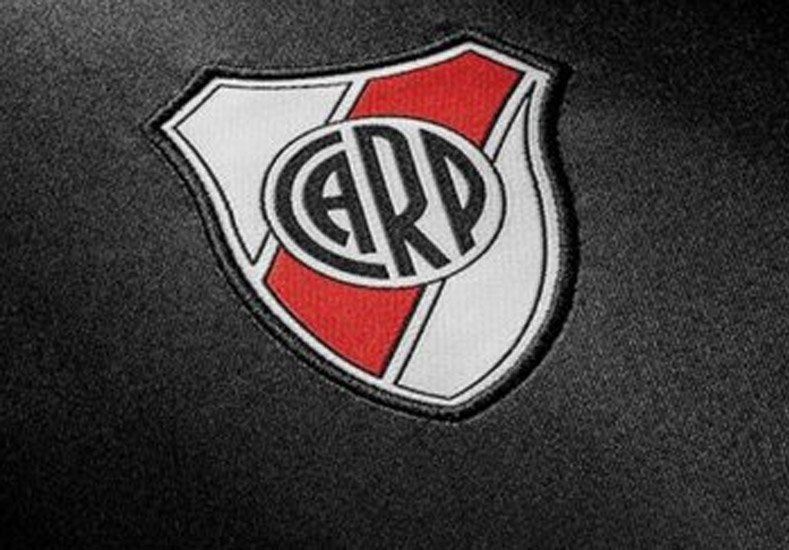 Apareció la foto de la nueva camiseta alternativa de River