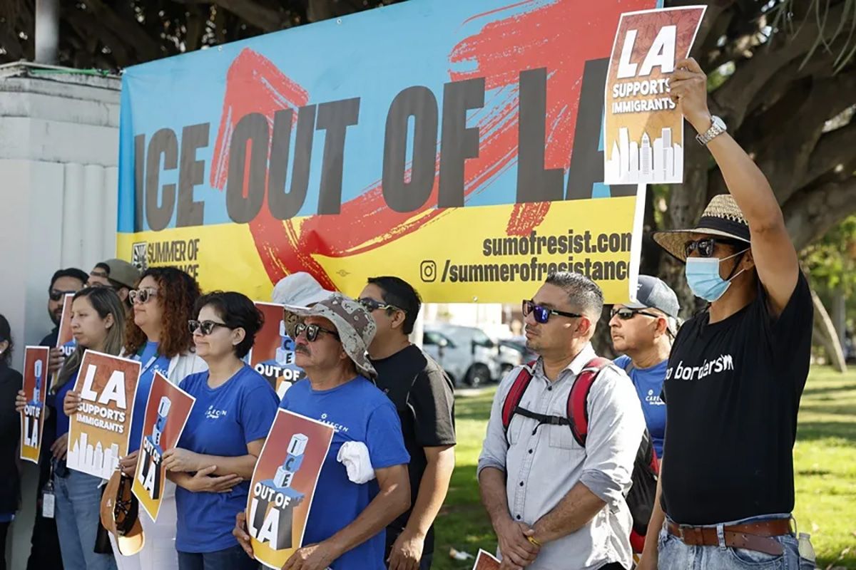Participantes con pancartas que anunciaban la paralización comunitaria de 24 horas programado para este 12 de agosto