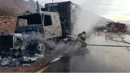 Un camión se incendió cuando llevaba una carga de carne hacia Chile