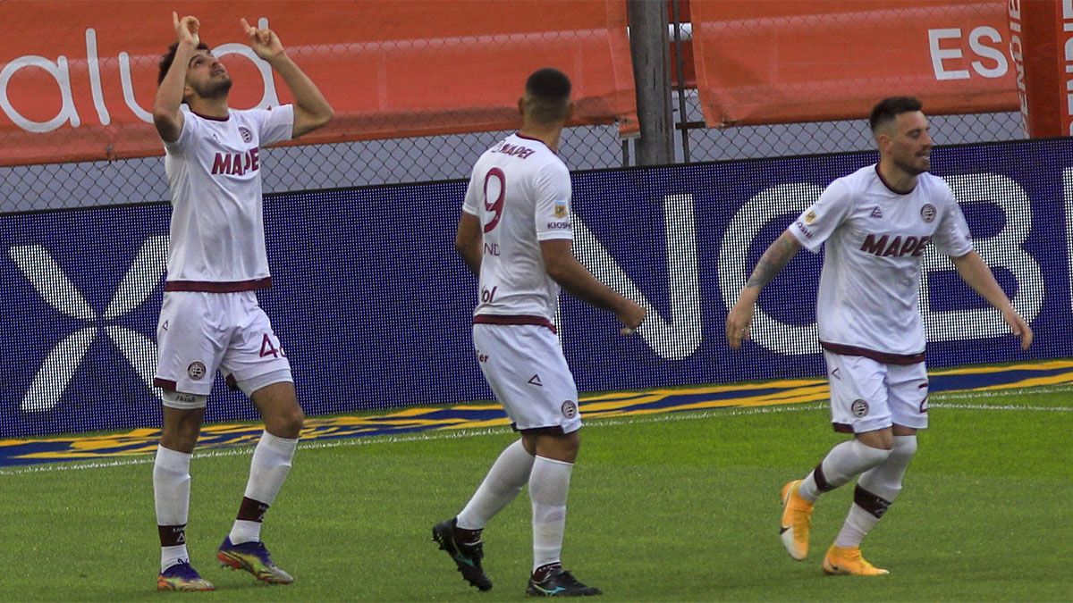 Lanús le ganó al Rojo con uno menos y sigue arriba