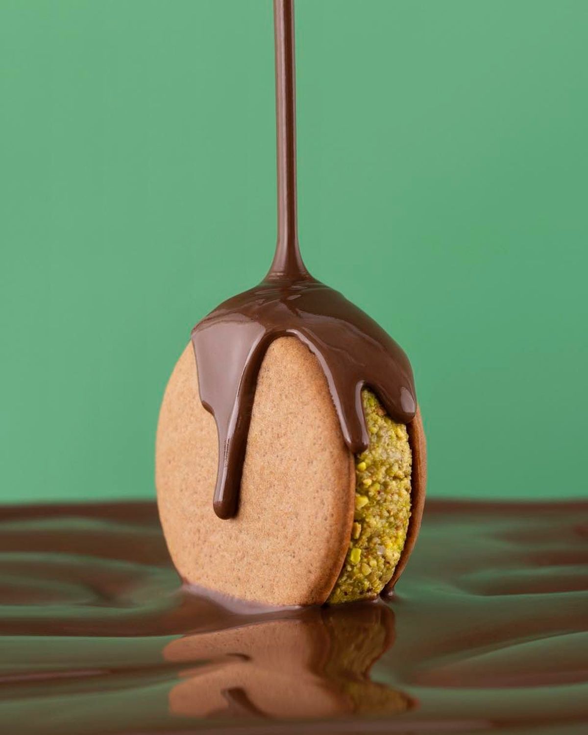 Havanna fue una de las primeras empresas en sacar al mercado local su propio alfajor de pistacho. Havanna fue una de las primeras empresas en sacar al mercado local su propio alfajor de pistacho.