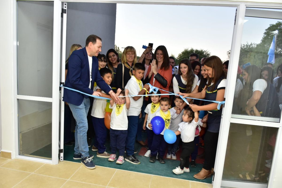 El intendente de Lavalle Roberto Righi y autoridades de la Fundación Grupo América, cortaron la cinta inaugural del jardín.