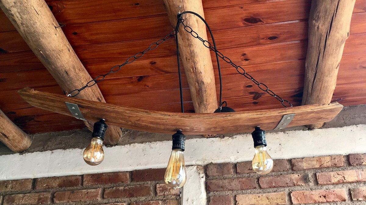 Lámparas embutidas realizadas con barricas de roble recicladas. Lámparas embutidas realizadas con barricas de roble recicladas.