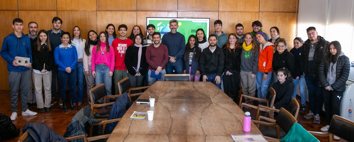 Ulpiano Suarez con los ganadores del Fondo de Juventud y Acción Climática.