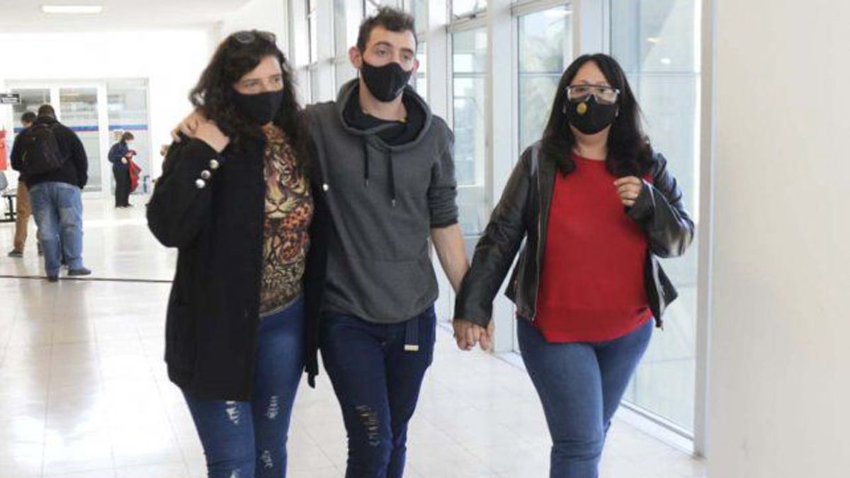 Mar&iacute;a Eugenia junto a su hijo, quien ten&iacute;a apenas 2 a&ntilde;os cuando ella fue secuestrada por su expareja. El joven siente alivio de poder recuperar a su madre tras el fallo de este viernes.