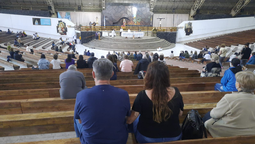 Una de las primeras misas de la mañana en el día de la Virgen de Lourdes.
