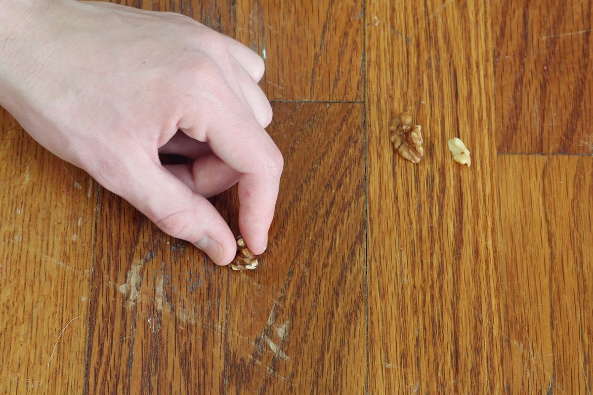 El truco de la nuez para restaurar todos los muebles de la casa. El truco de la nuez para restaurar todos los muebles de la casa.