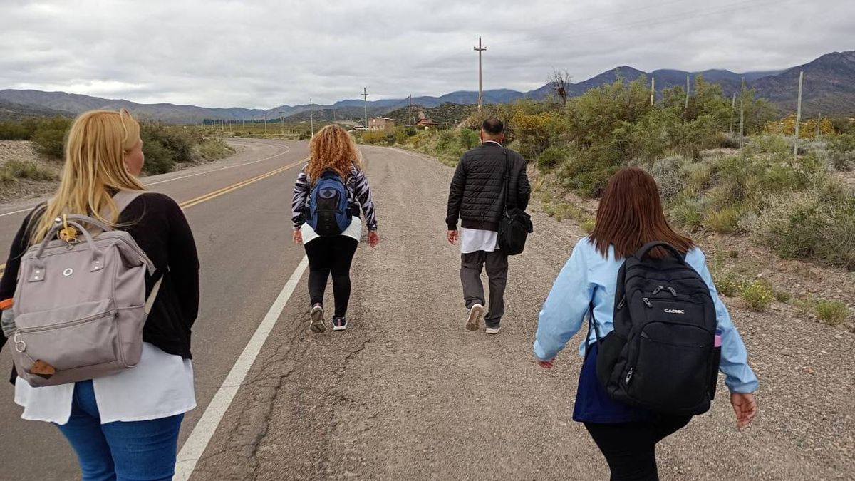 Nueve kilómetros de ida y 14 de regreso. El sacrificio de docentes que dan clases en Las Vegas