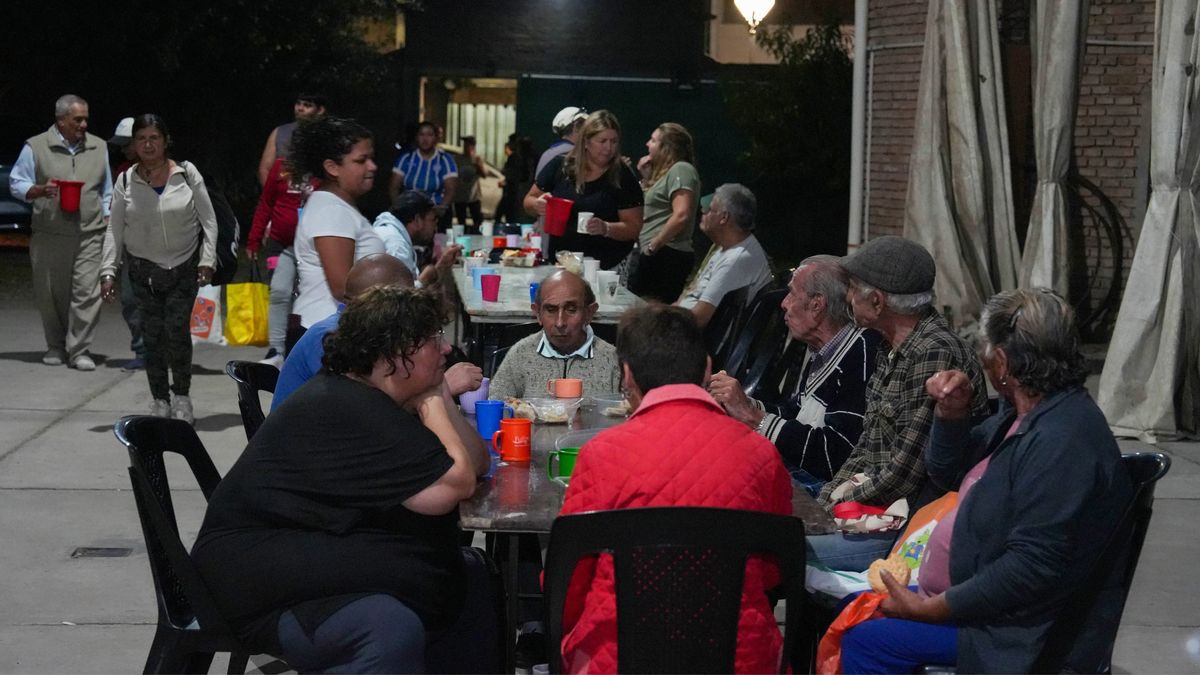 La capilla de la Virgen de la Carrodilla recibe cada jueves entre 70 y 80 personas en su comedor y además preparan 200 raciones para aquellas familias que llevan comida a sus hogares. La capilla de la Virgen de la Carrodilla recibe cada jueves entre 70 y 80 personas en su comedor y además preparan 200 raciones para aquellas familias que llevan comida a sus hogares.
